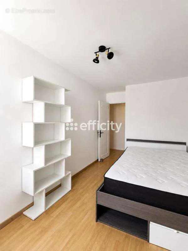 Magamistoad - Grenoble T5 with Balcony for Investment