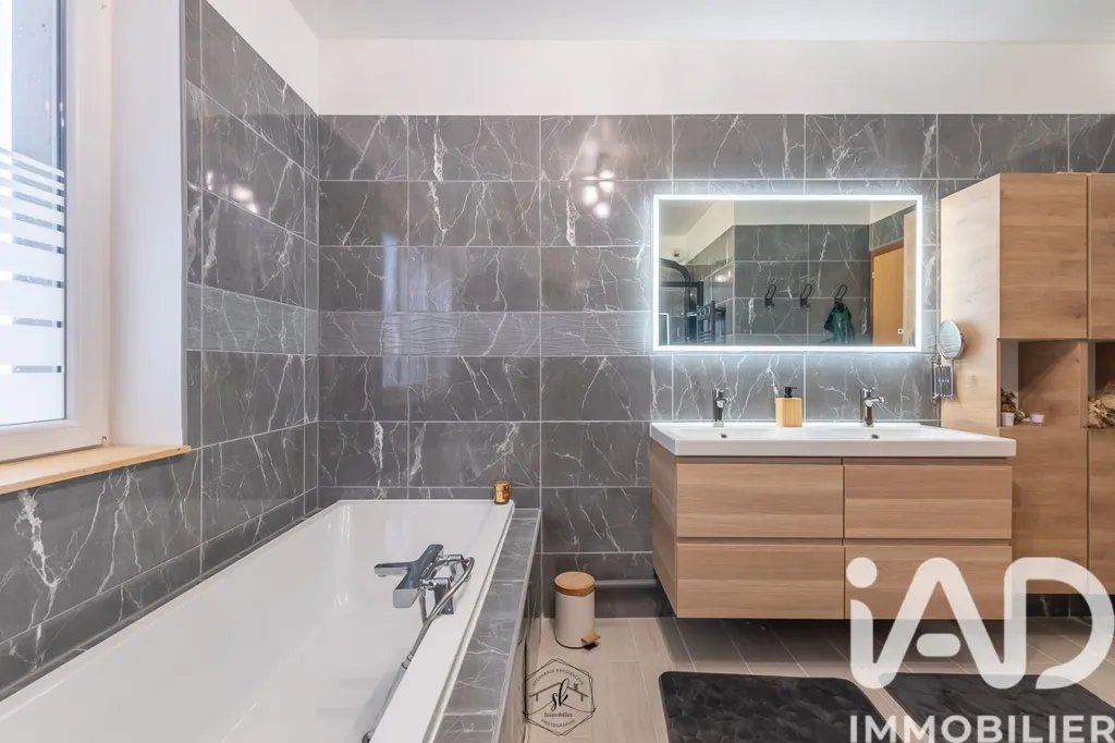 Salles de bain - Villa Rénovée avec Jardin à Thionville