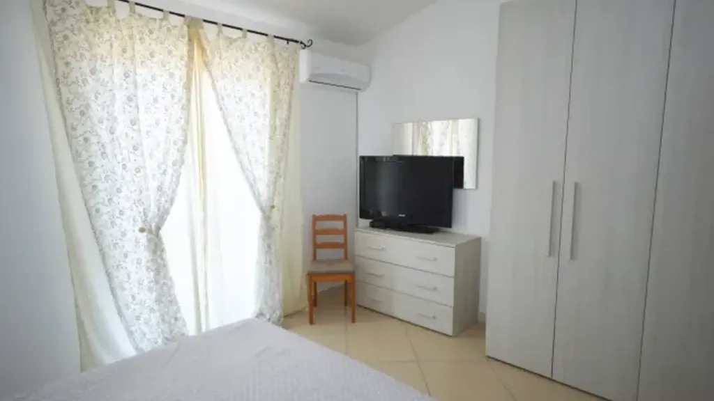 Magamistoad - Four-Room Apartment with Balcony in Crosia