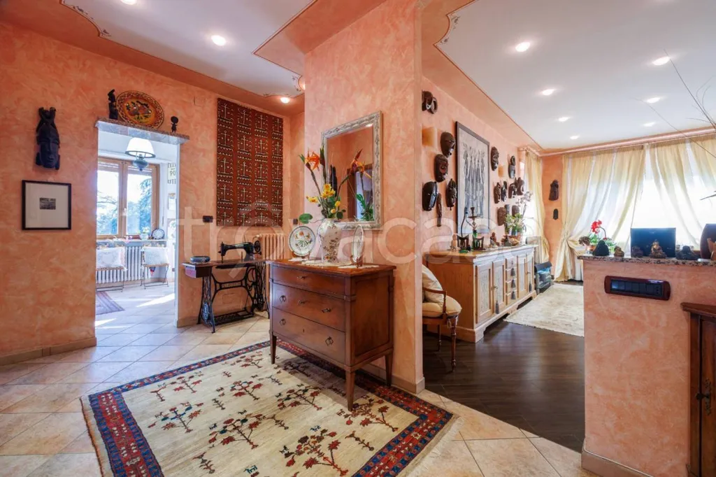 Esik - Villa with Private Garden in Trofarello