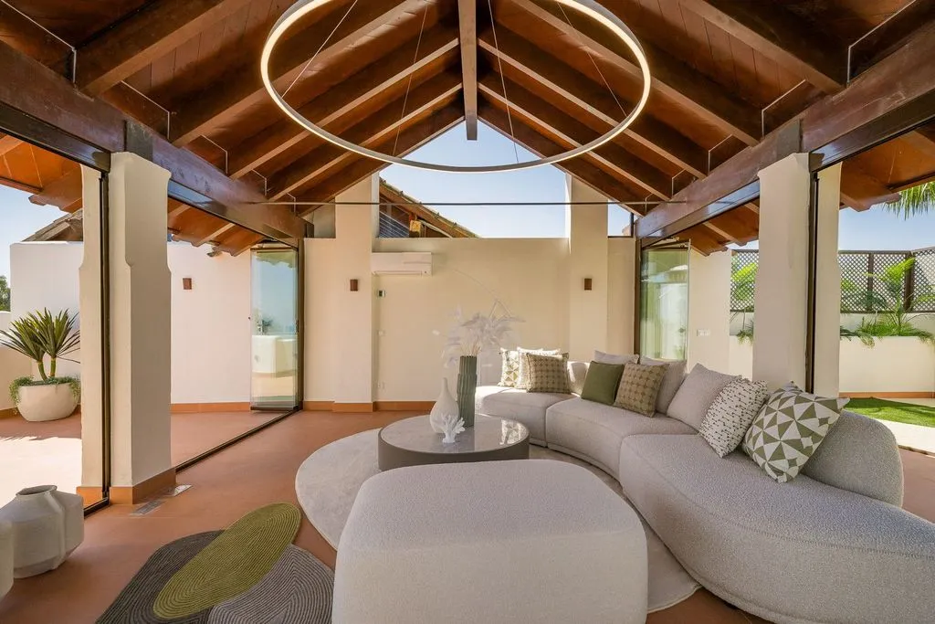 Séjour - Beachfront Penthouse with Rooftop Spa in Estepona