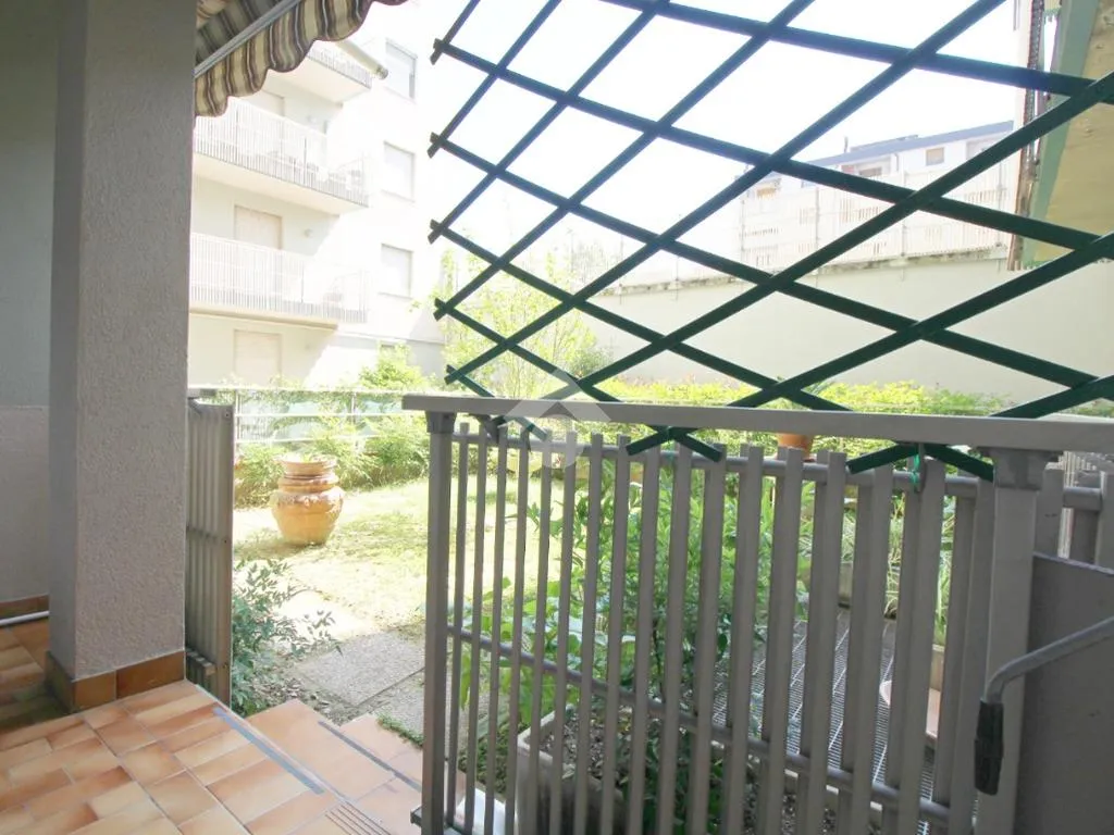 Balcon - 4-Bedroom Apartment with Private Garden in Prato