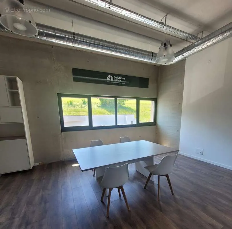 Bureau - Local d'Activités avec Parking à Poisy