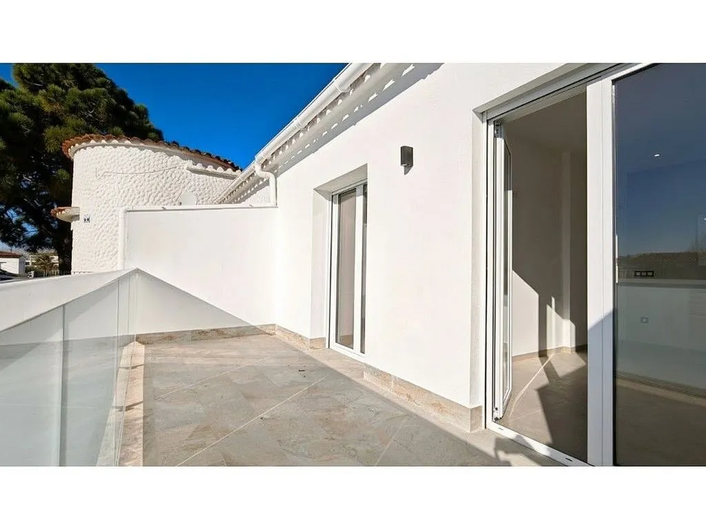 Terrace - Modernised Chalet with Pool in Empuriabrava