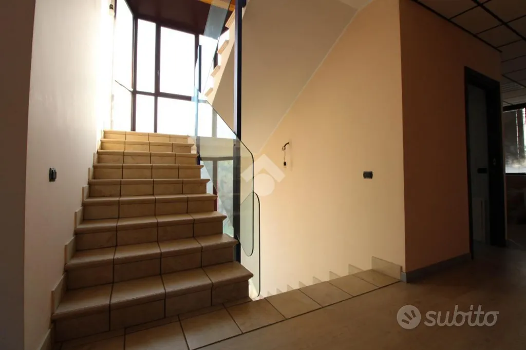 Pièces - Warehouse with Office Space in Madone