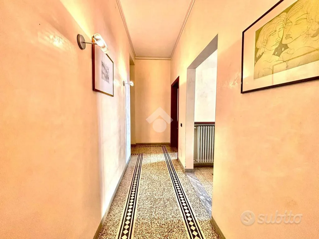 Entrée - 1930s Apartment with Balcony in Florence