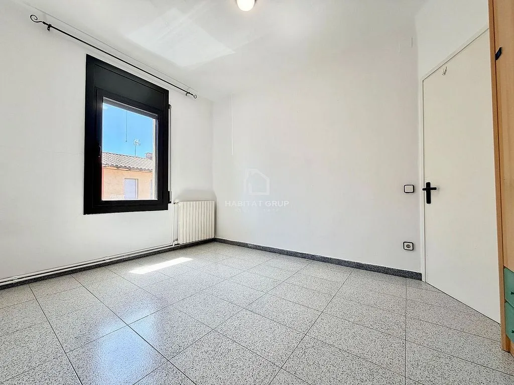 Toad - Semi-detached House with Pool in Manlleu