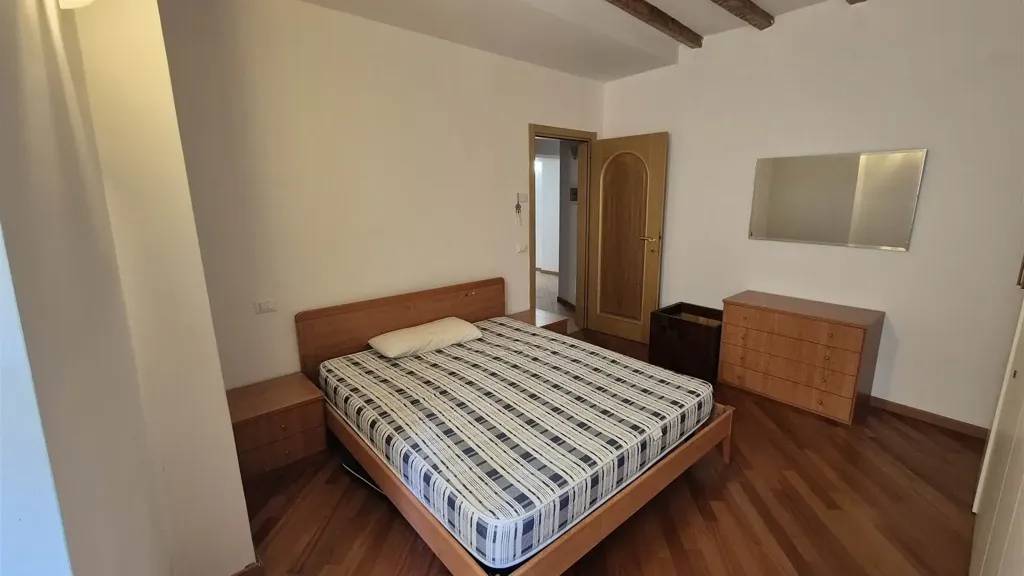 Camere da letto - Historic Bilocale with Piazza View in Trieste