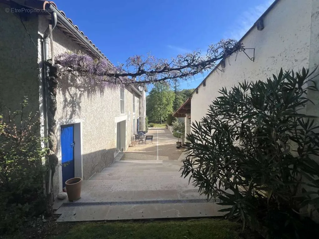 Aed - Charming Country House with Solarium in Lhommaizé