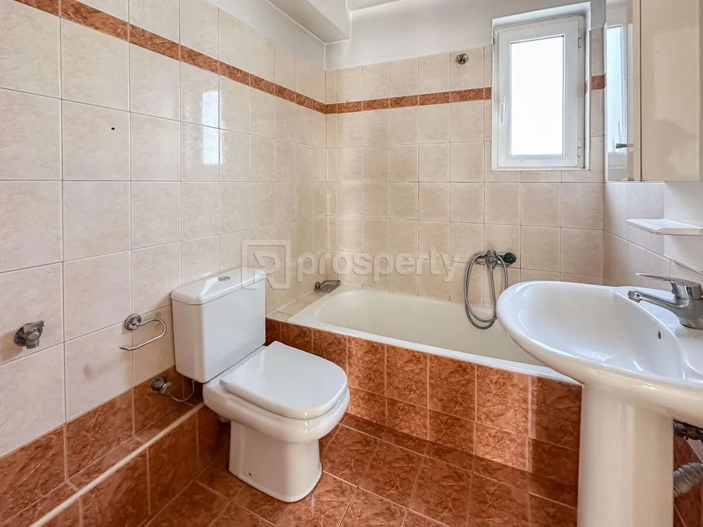 Vannitoad - Spacious Apartment with Large Balcony in Ilion