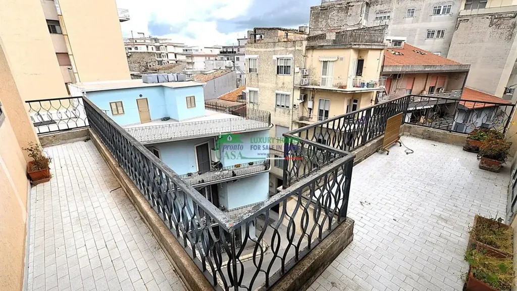 Balcon - Apartment with Perimeter Balcony in Ragusa