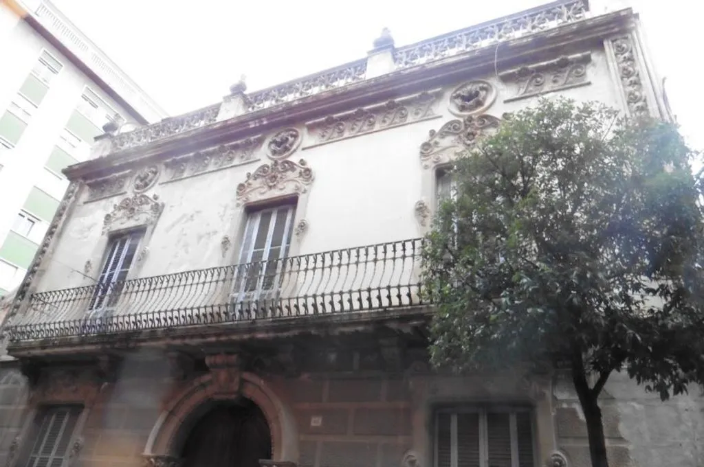 Välivaade - Modernist Building with Terrace in Olot