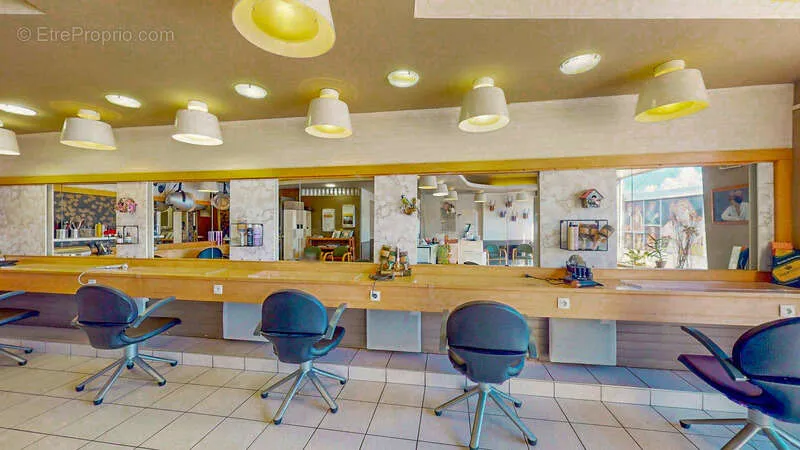 Rooms - Coiffure Salon with Market View in Douarnenez