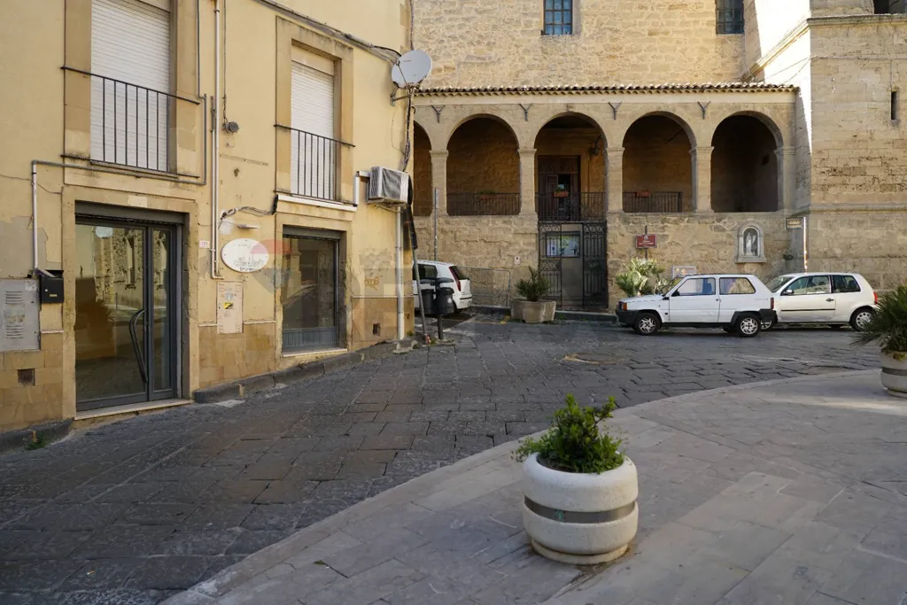 Aed - Commercial Space with Street Frontage in Enna