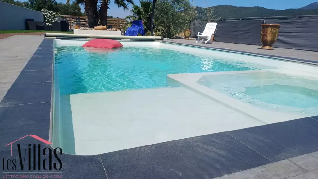 Piscine - Villa Contemporaine avec Piscine près de Cér