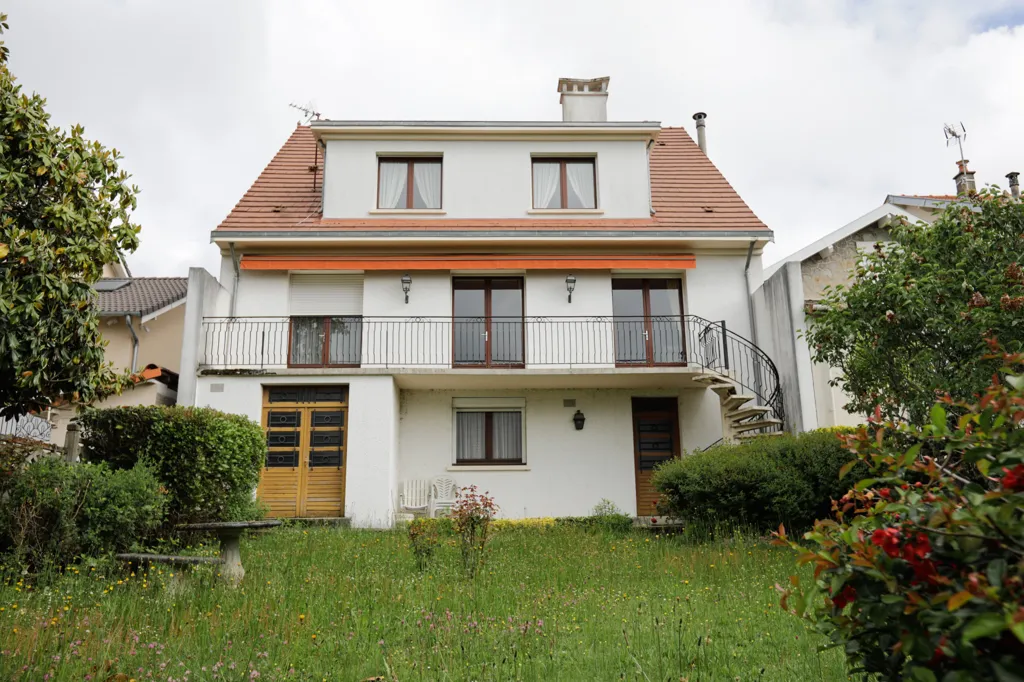 Extérieur - Maison d'Architecte dans Quartier Calme