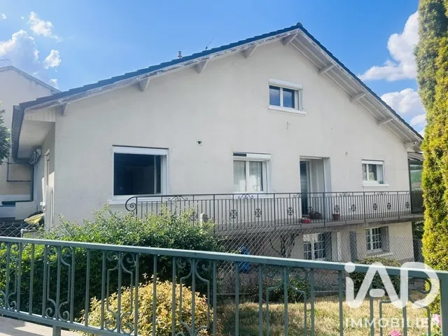 Extérieur - Maison avec Terrasse et Vue Dégagée à Montluçon