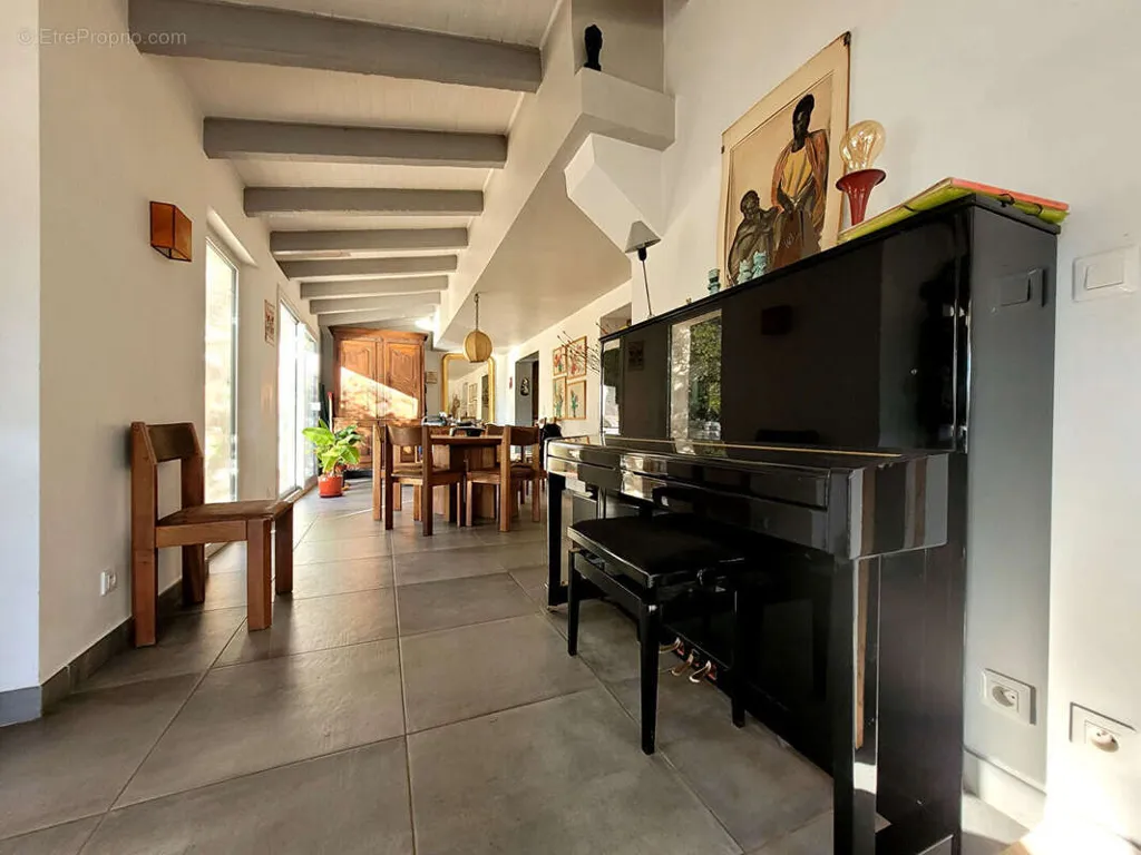 Soggiorno - Architectural House with Garden in Arles