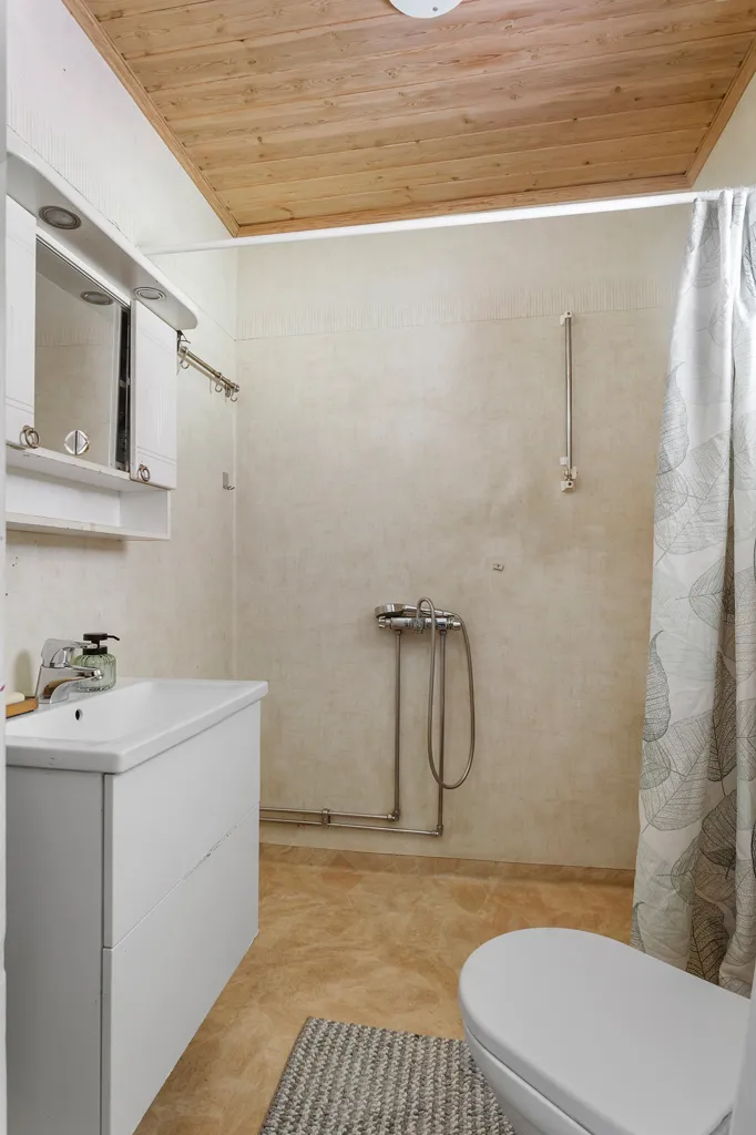 Bathrooms - 1-Storey Villa with Garden in Alberga