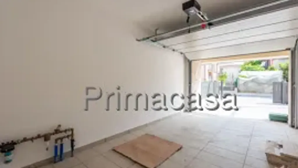 Garage - New Villa with Private Garden in Zevio