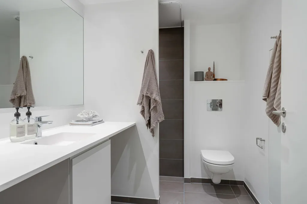 Salles de bain - 4-Bed Apartment with Private Terrace in Brøndby