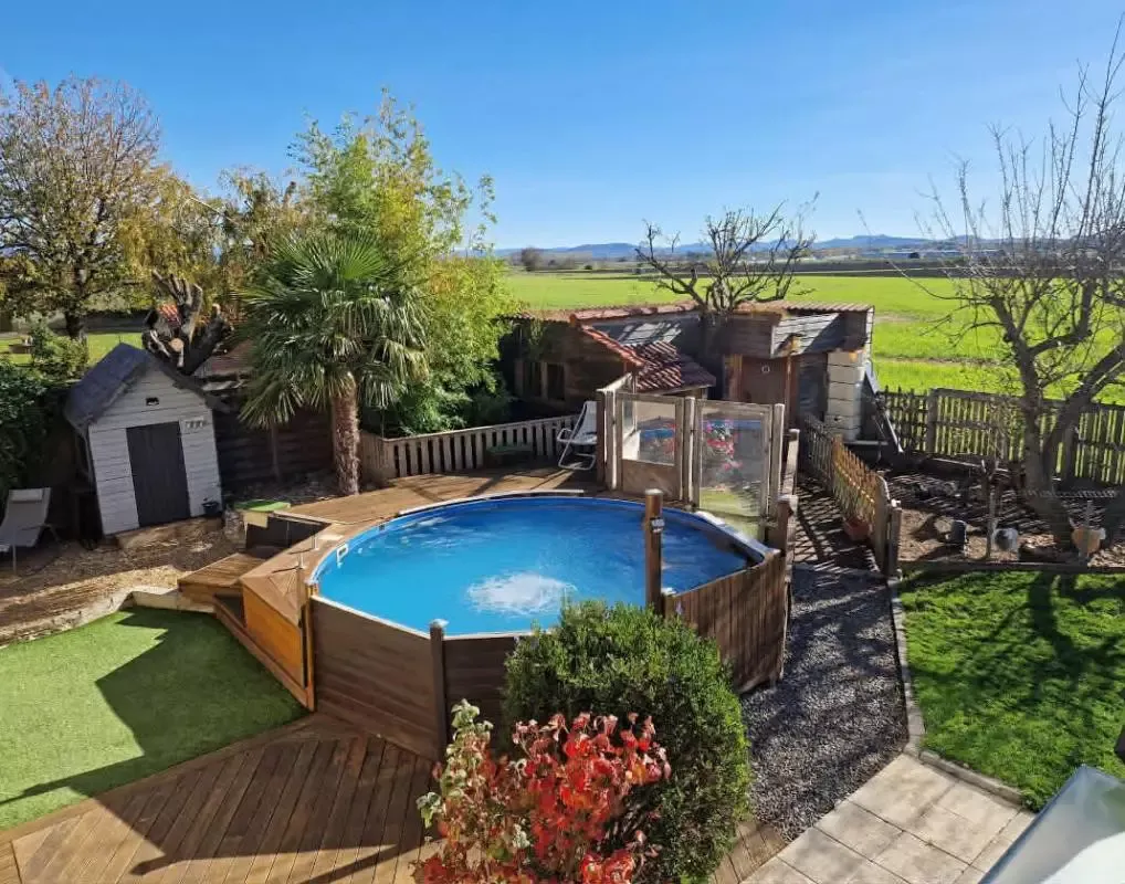 Vue aérienne - Maison avec Piscine et Jardin à Menetrol