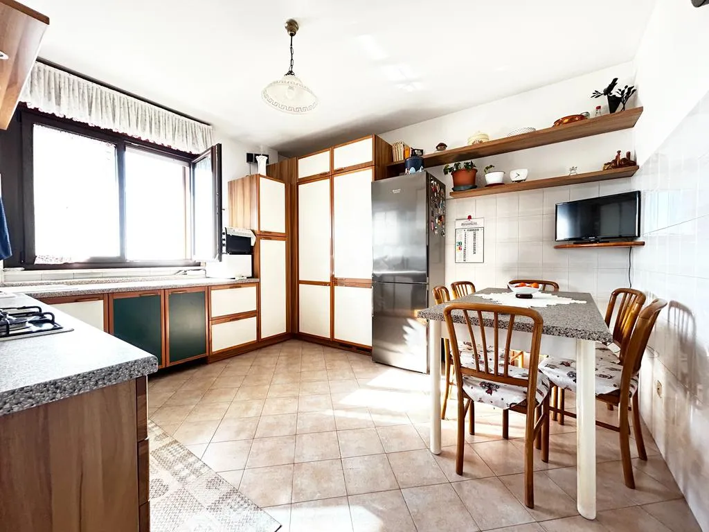 Cuisine - Four-Room Apartment with Pool in Settimo Milanese
