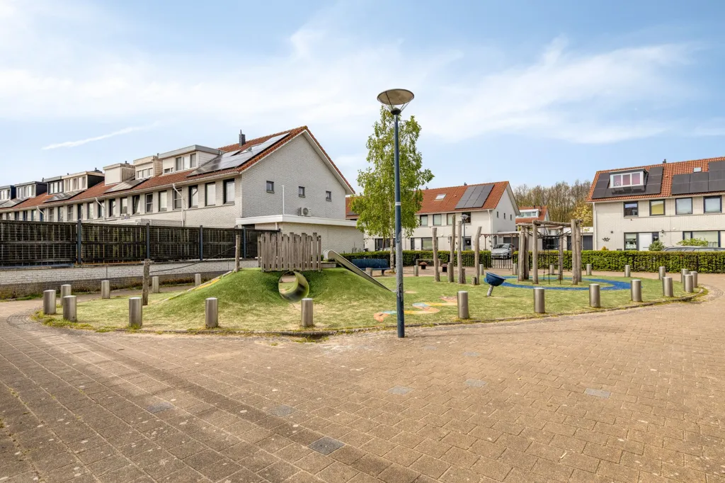Aed - Corner House with Private Driveway in Hoorn