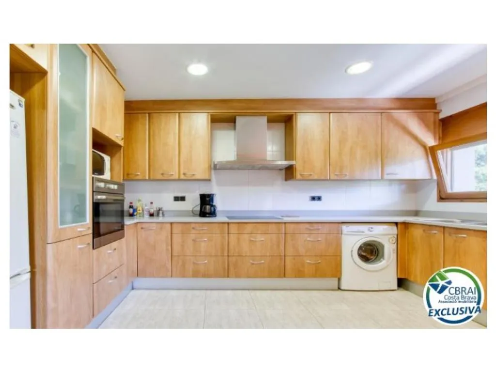 Cuisine - Spacious Villa with South Orientation in Llançà
