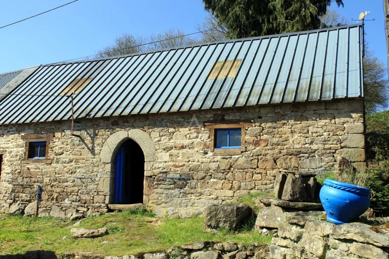 Stone House with Large Outbuildings near Plésidy