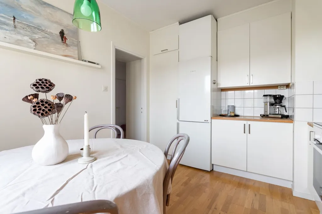 Kitchen - 2-Bedroom Apartment with West Balcony in Årsta