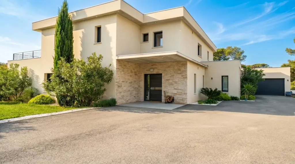 Exterior - Family Villa with Pool in Ventabren