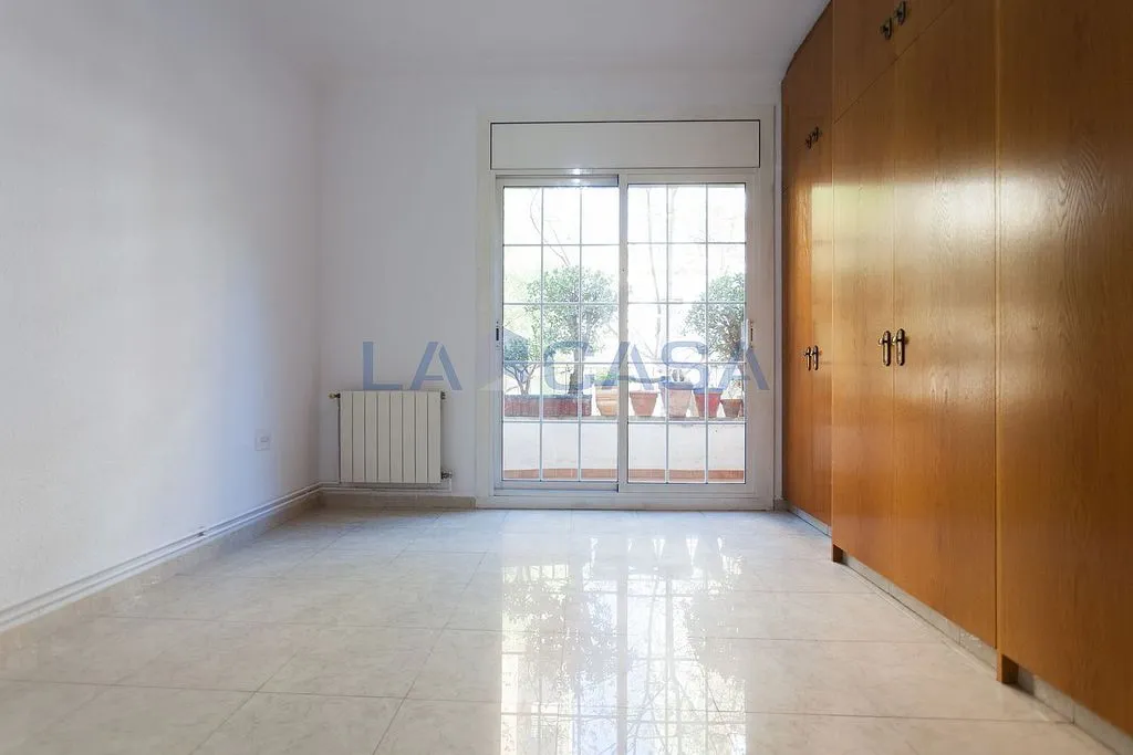 Toad - Flat with Balcony in Camp del Arpa, Barcelona