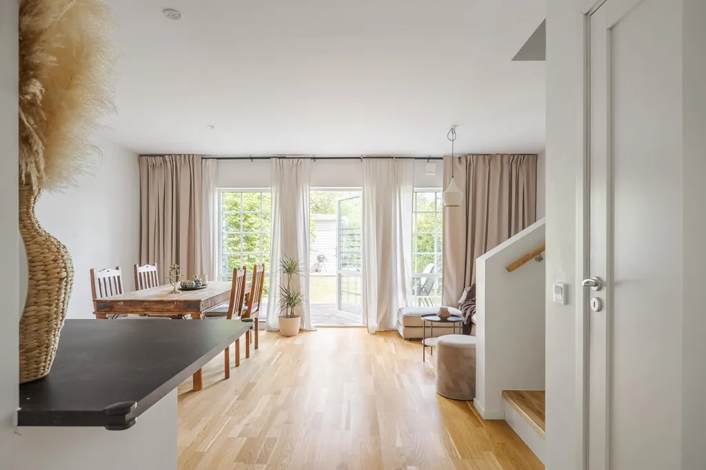 Dining Room - Modern Flat with Balconies in Hasslum