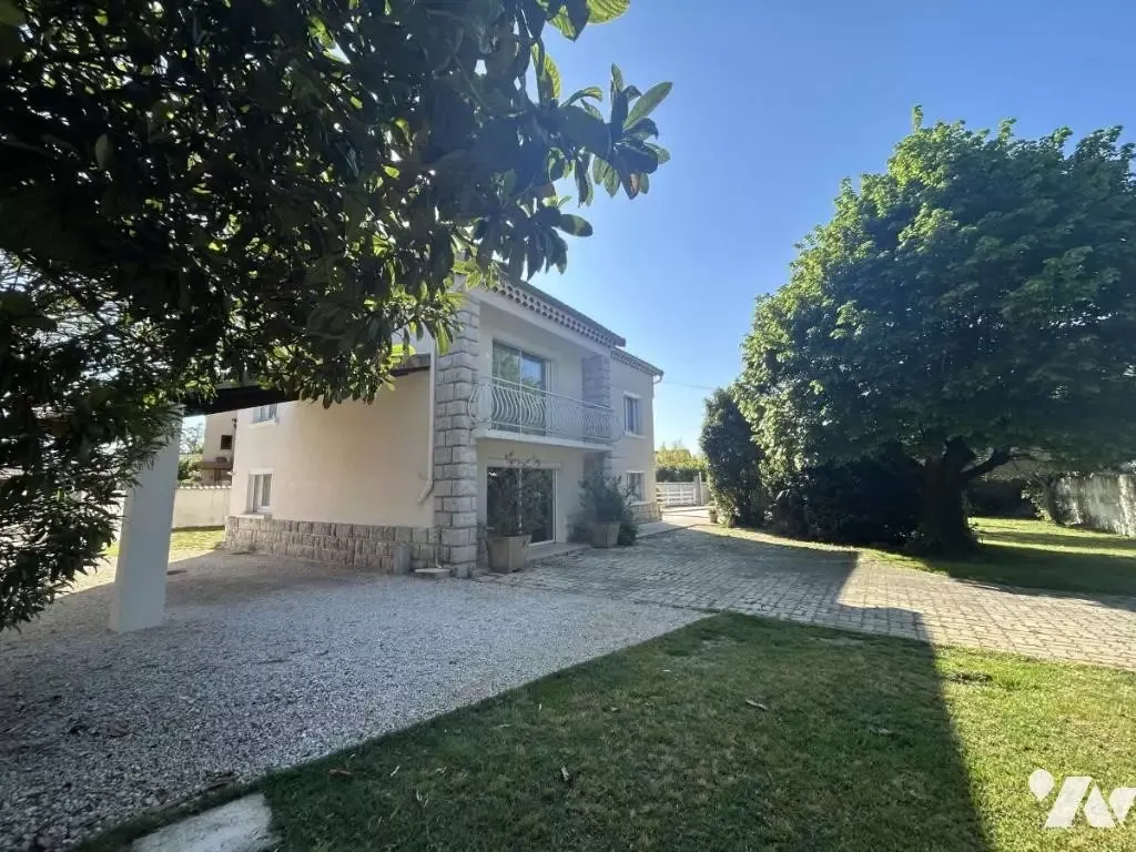 Extérieur - Maison avec Piscine et Jardin à Montélimar