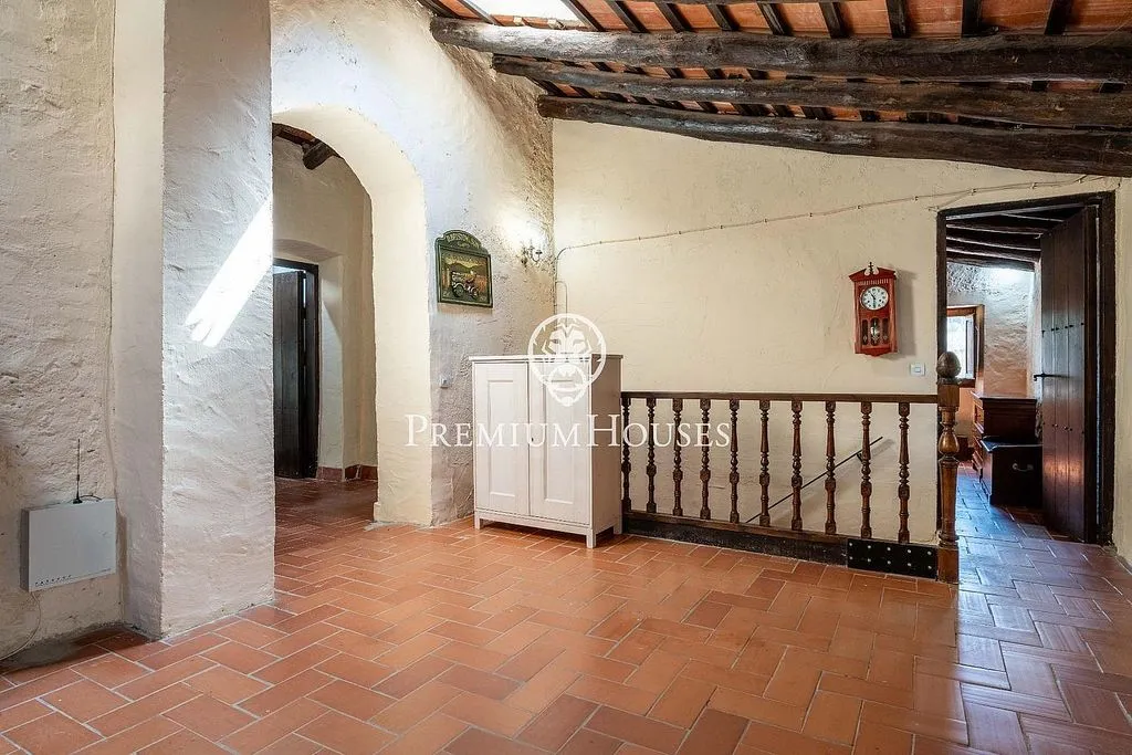 Esik - Luxury Farmhouse with Pool near Catllar