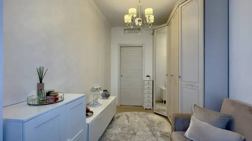 Entrée - Rear-Facing Apartment with Balcony in Cinisello Balsamo