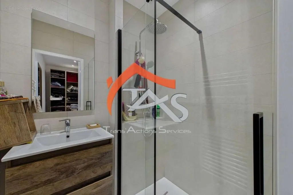 Salles de bain - Maison 8 pièces à Saint-Chamond