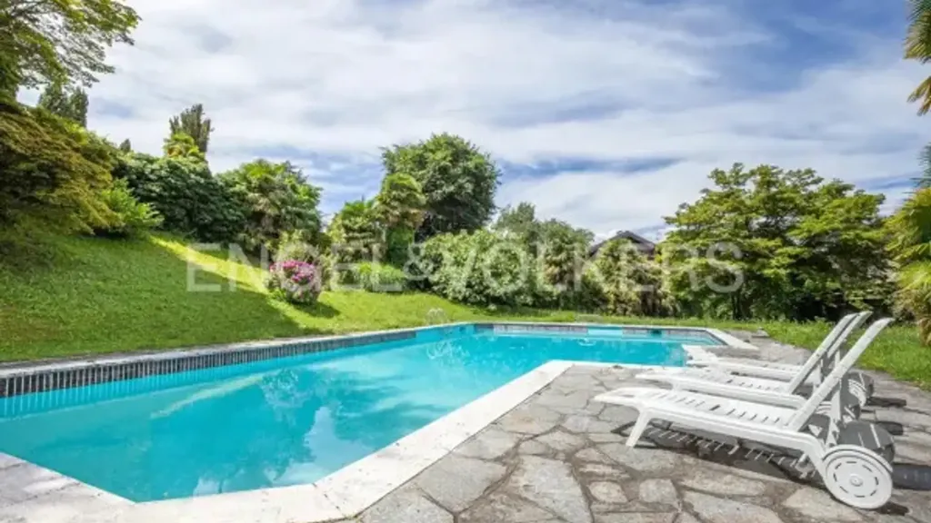 Piscine - Luxury Villa with Pool in Castelveccana