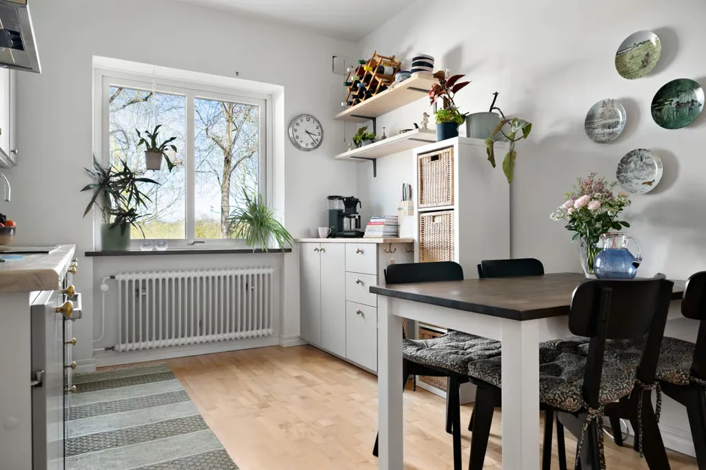 Söögituba - Spacious Two-Bedroom with South-Facing Balcony in Central Area