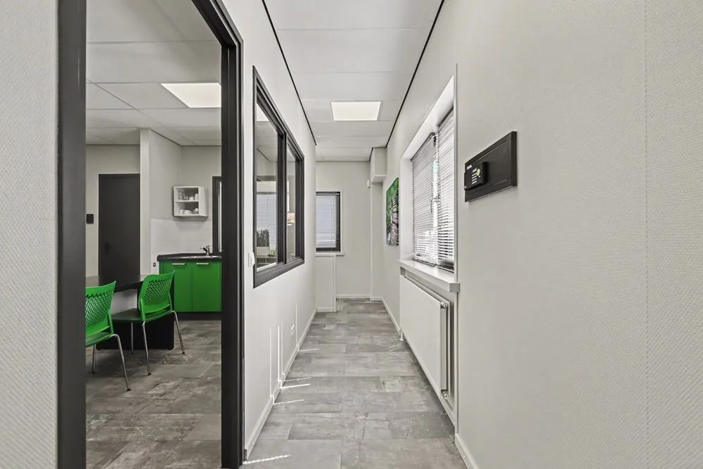 Kabinet - Commercial Unit with Secure Outdoor Space in Strijen