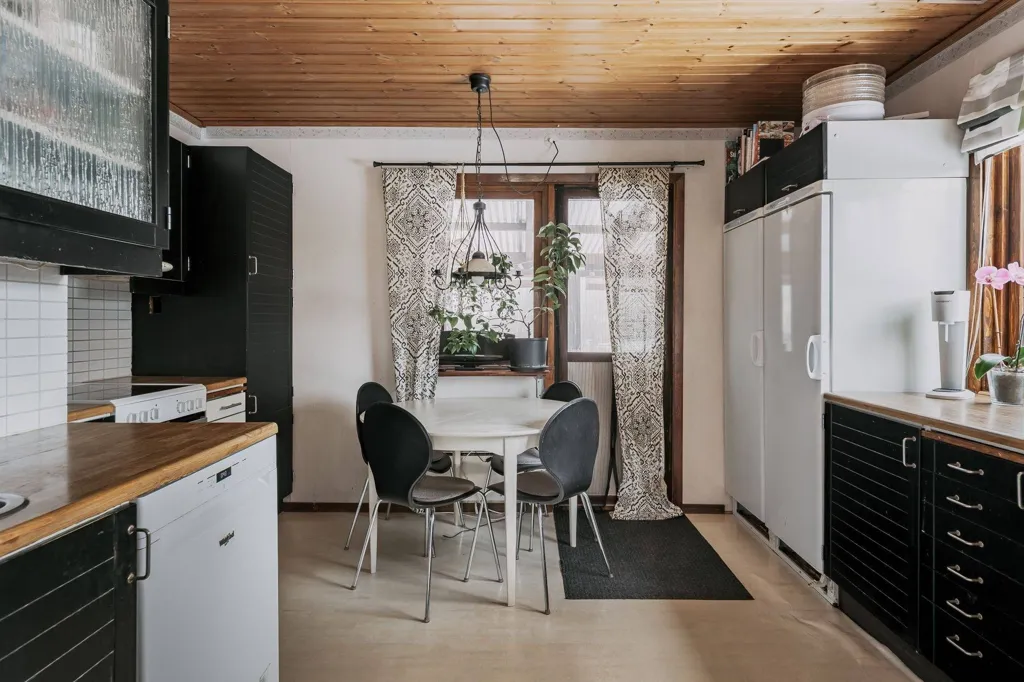 6-toaline maja asukohas Skövde kommun