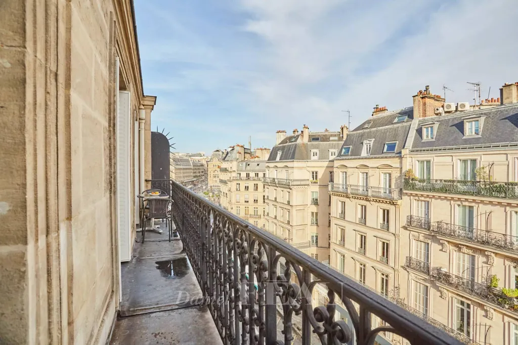 Rõdu - Sunlit Apartment with Balcony in Paris 8th
