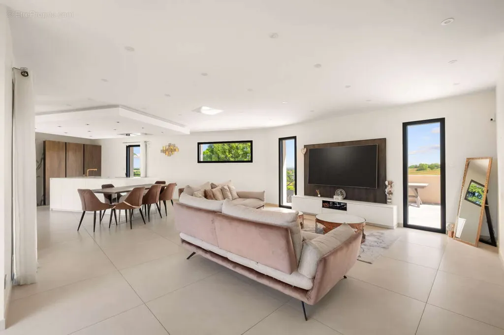 Elutuba - Contemporary House with Pool in Simandres