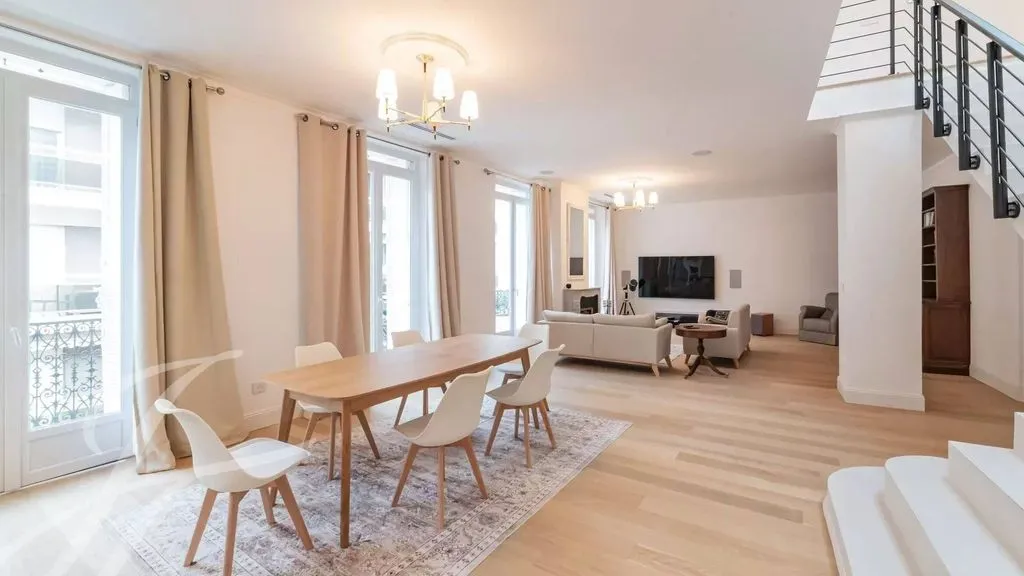 Salle à manger - Appartement Duplex Rénové au Centre de Cannes