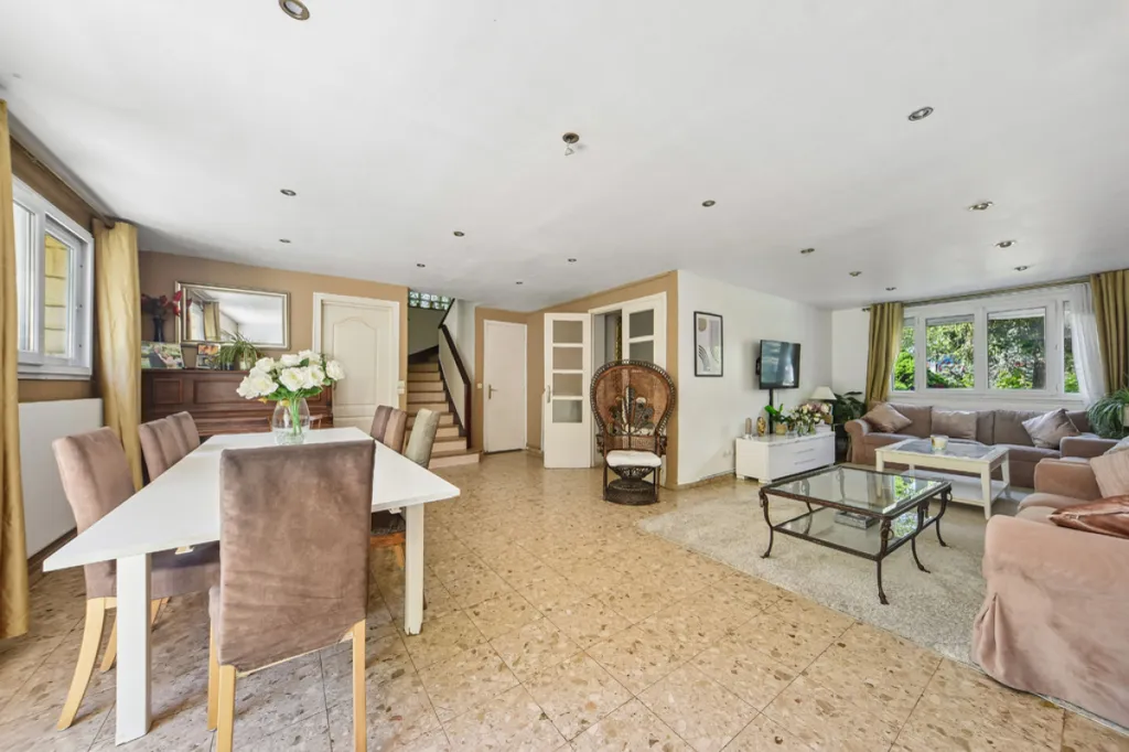 Sala da pranzo - House with 400m² Garden near Paris