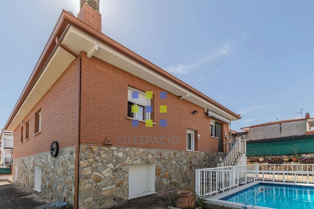 Pool - Chalet with Pool in Méntrida