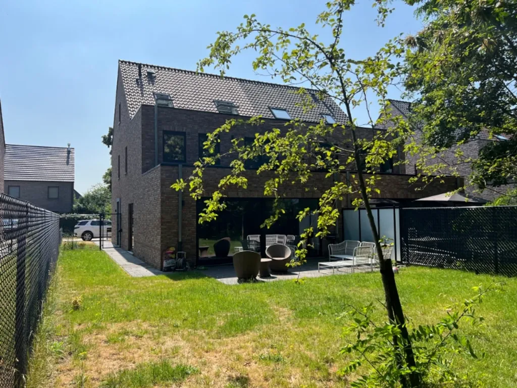 5 magamistoaga maja asukohas Kapellen (2950)