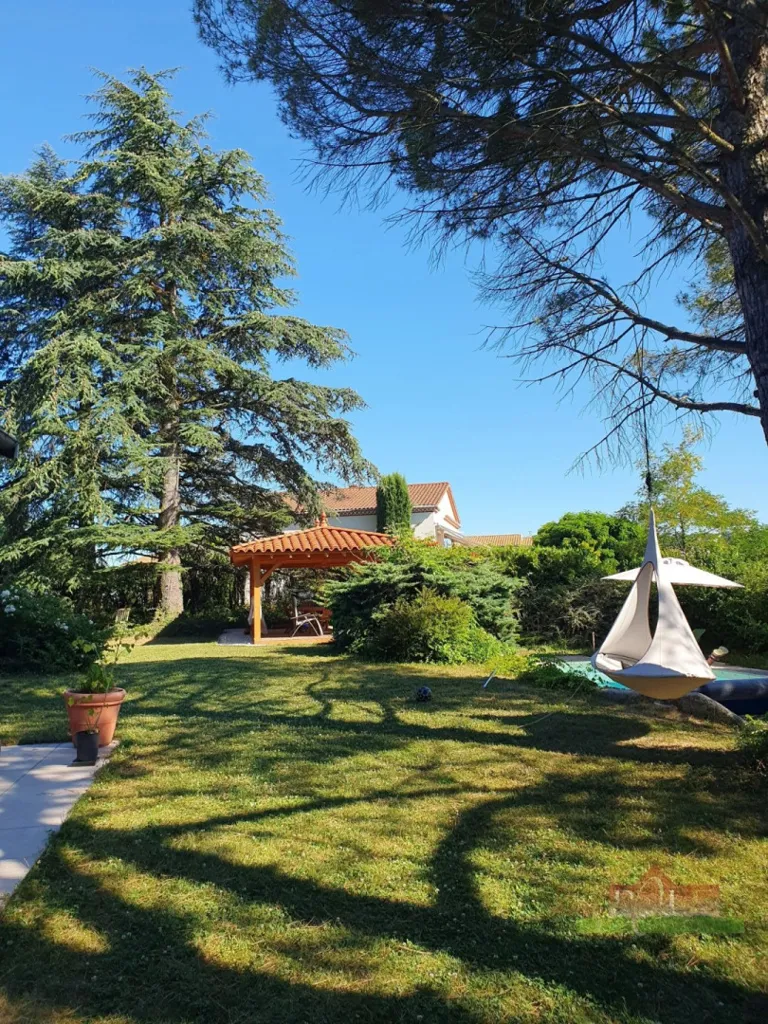 Jardin - Villa de 9 Pièces avec Piscine à Vienne