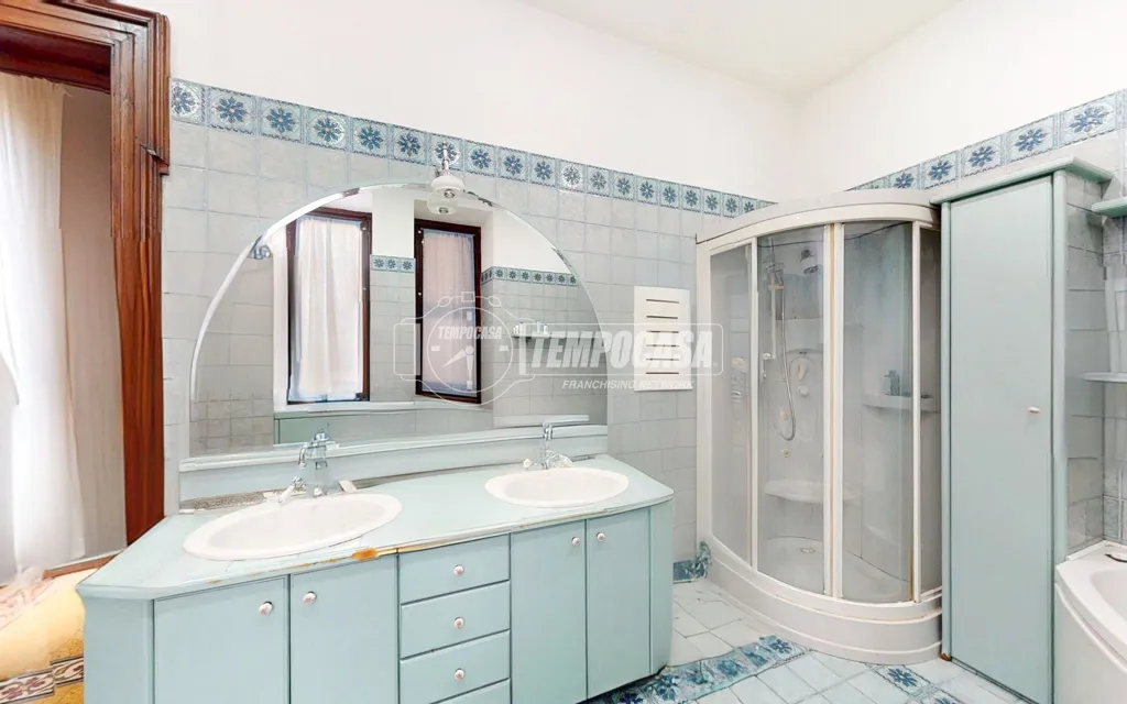 Bathrooms - Signorile Apartment with Four Balconies in Crocetta
